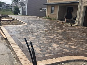 cambridge riverbed blend with chestnut and red river rock double border ledgestone paver driveway